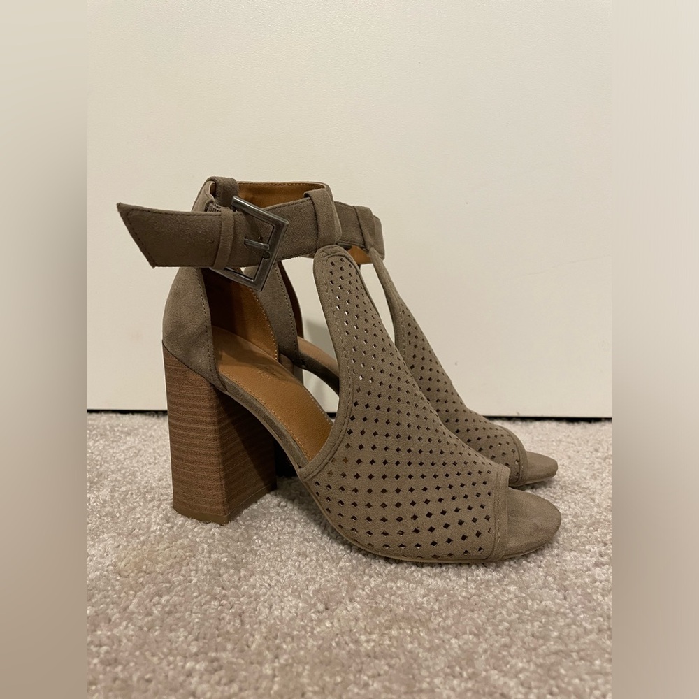 Universal Thread Taupe heels 5
